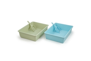 Cat litter tray with board and scoop